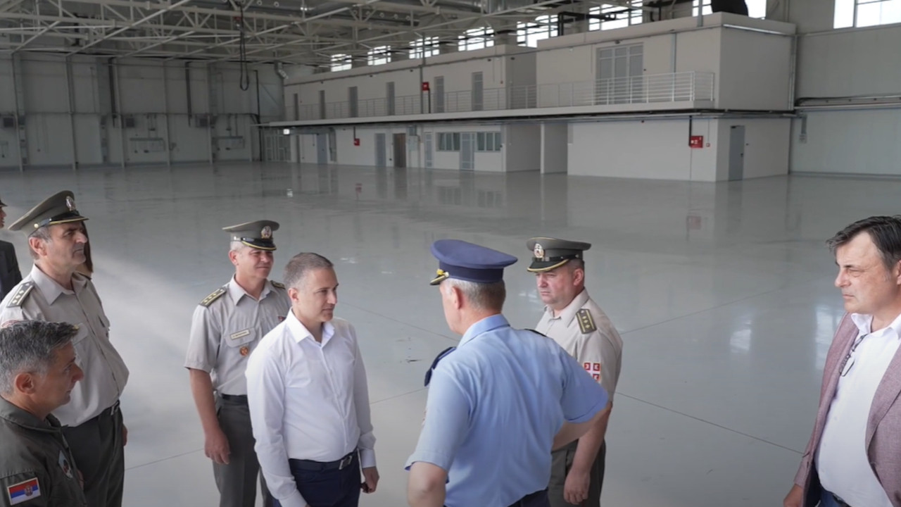 NEBOJŠA STEFANOVIĆ: Obišao novi hangar na vojnom aerodromu