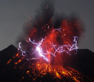 ВУЛКАНСКА ВОЛТАЖА: Како ерупције стварају муње?