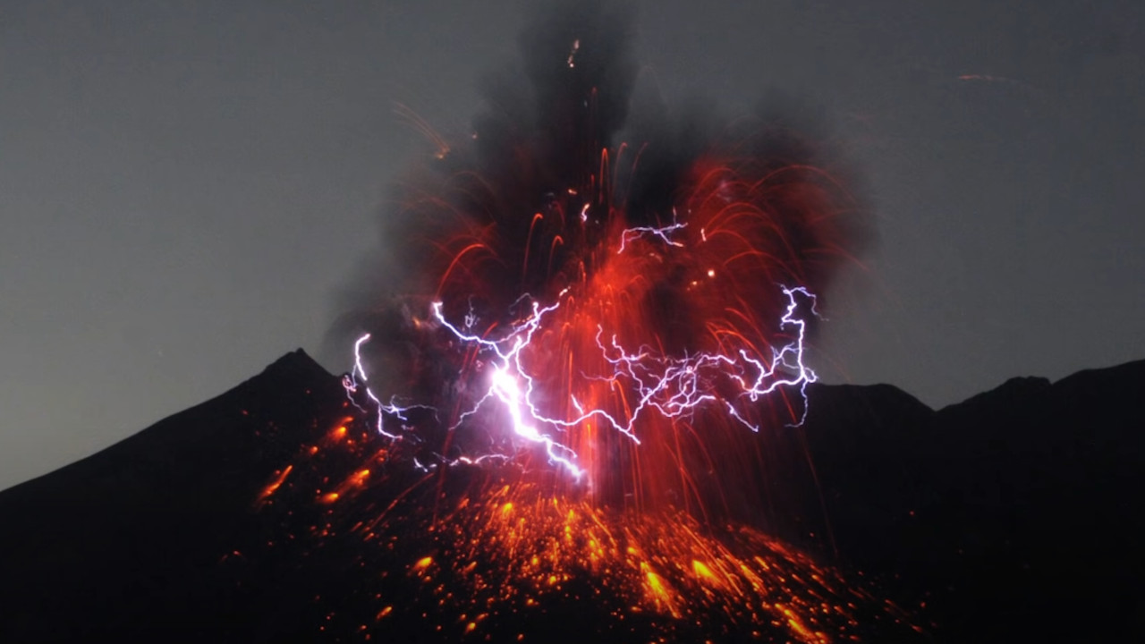 VULKANSKA VOLTAŽA: Kako erupcije stvaraju munje?