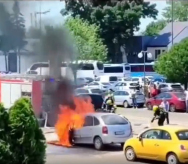 STIHIJA KOD SAJMA: Vatra guta auto, ljudi u panici (VIDEO)