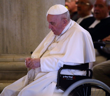 PAPA OSTAJE U BOLNICI: Stiglo saopštenje iz Vatikana