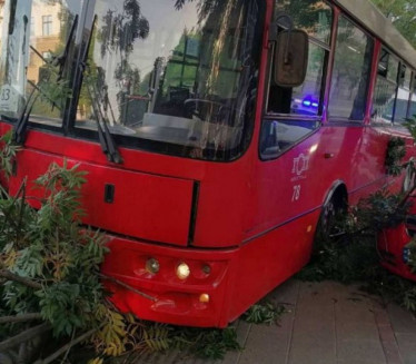 DRAMATIČNO: Autobus udario motociklistu pa se zakucao u drvo