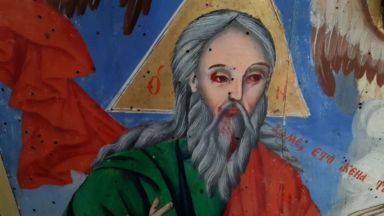 ВАРВАРСКИ: Оскрнављене иконе Саборног храма у Врању (ФОТО)