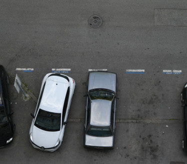 ХИТ ФОТО: Како Земунац чува паркинг место током празника