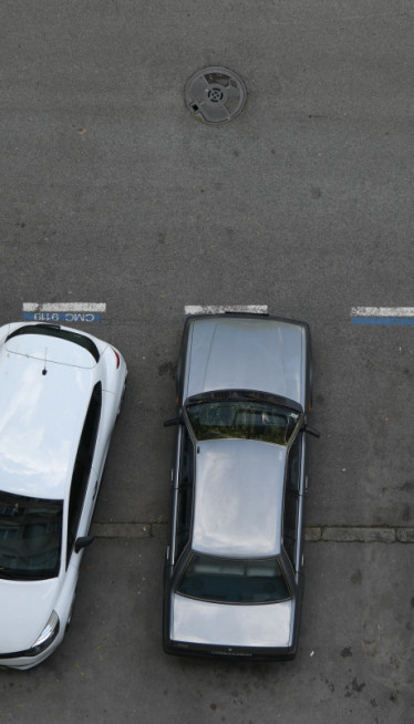 "IZBUŠIŠ MU GUME" Slika bahatog parkiranja razbesnela mreže