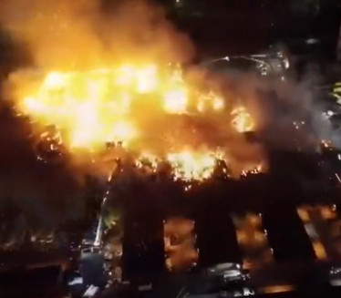 ГОРИ ФАБРИКА: Изгорело преко 8 тона картона (ФОТО/ВИДЕО)