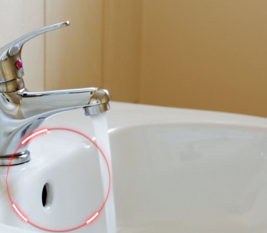 IMA DVE VAŽNE FUNKCIJE: Znate li čemu služi rupa na lavabou?