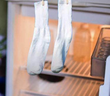 NEĆETE VEROVATI: Čarape iz frižidera su spas od vrućine