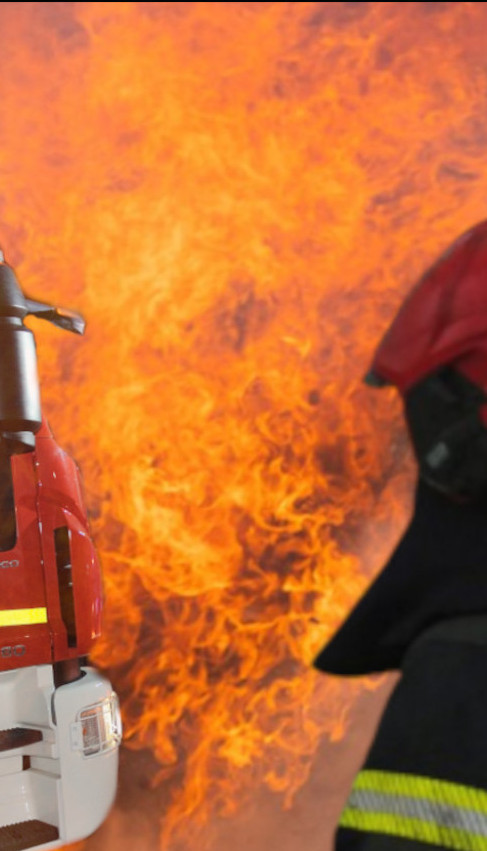 PLAMEN ZAHVATIO KUĆU: Vatrogasci gase požar u NS (FOTO)