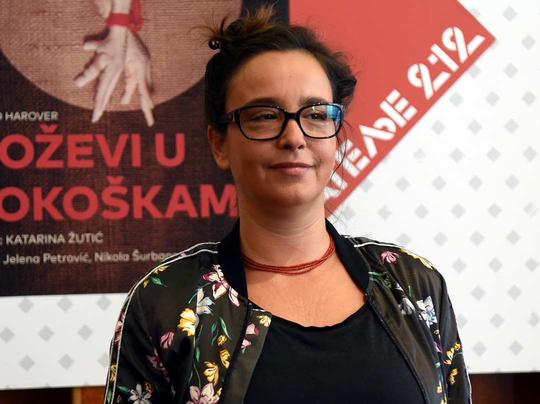 ПОХВАЛИЛА СЕ НАСЛЕДСТВОМ: Глумица време проводи ван Београда