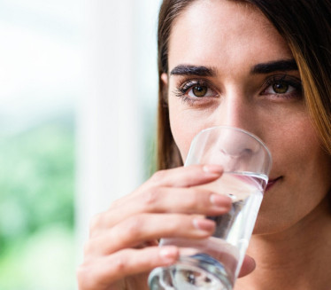 DA LI STE ZNALI: Lekari objašnjavaju kako piti vodu