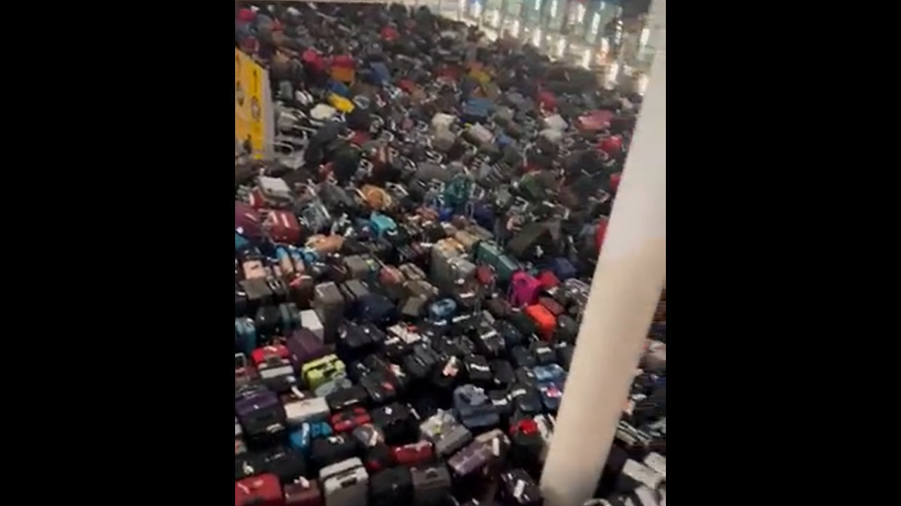 ПРОНАЂИ СВОЈ КОФЕР: Незапамћени хаос на енглеском аеродрому