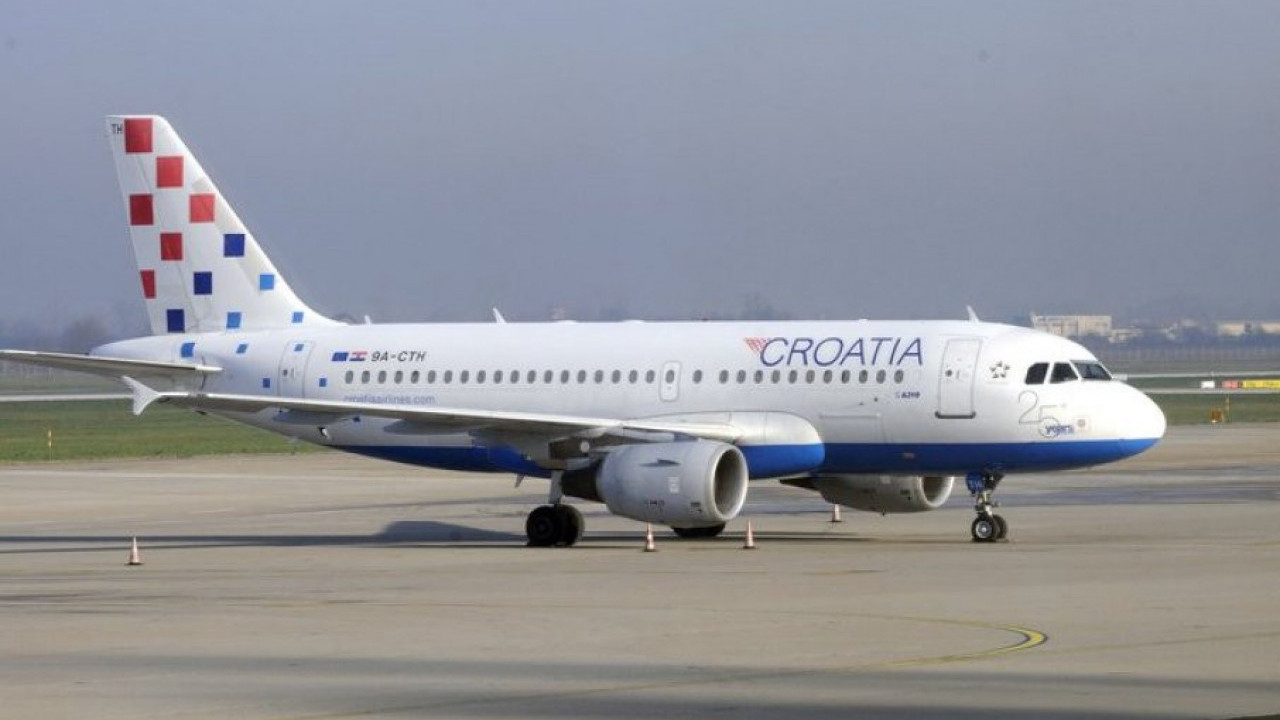 PUCANO na avion Kroacije erlajnsa na letu za Sarajevo