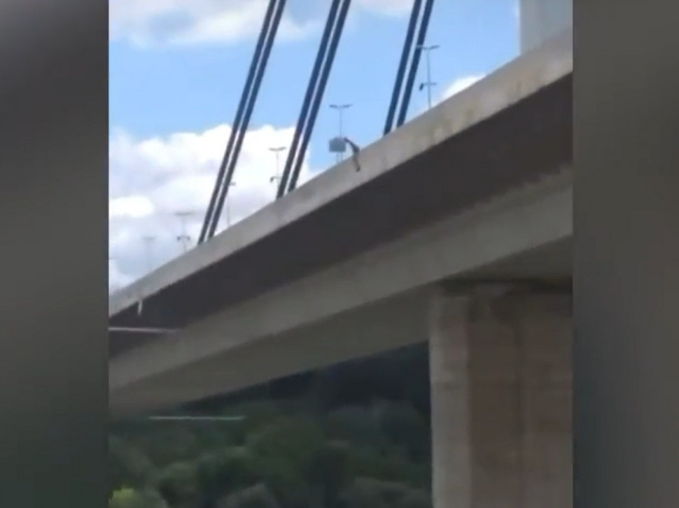 ŠOK U NOVOM SADU: Čovek skočio sa Mosta slobode (VIDEO)