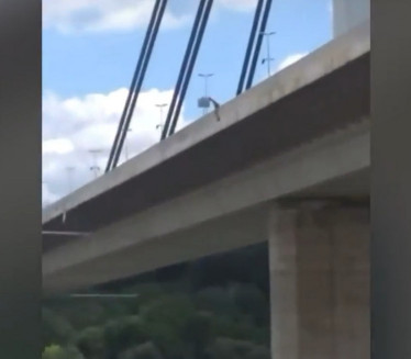 ШОК У НОВОМ САДУ: Човек скочио са Моста слободе (ВИДЕО)