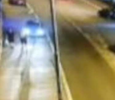 ŠOKANTAN SNIMAK: Udario pešaka na trotoaru pa pobegao VIDEO