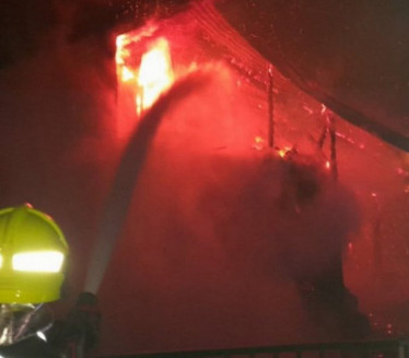 GROM POGODIO KUĆU U MLADENOVCU: Vatrogasci obuzdavaju požar