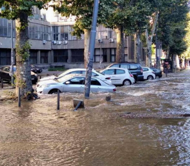 HAOS NA PALILULI: Pukla cev, velika količina vode na ulici