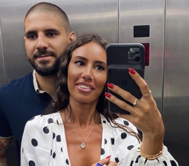 NIKADA LEPŠA: Mitrovićeva žena pokazala trudnički stomak