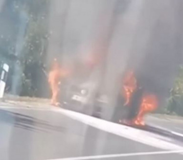 BUKTINJA NA PUTU: Gori automobil, nema povređenih (VIDEO)