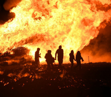 GORI HALKIDIKI: Vatrogasci se bore sa vatrenom stihijom