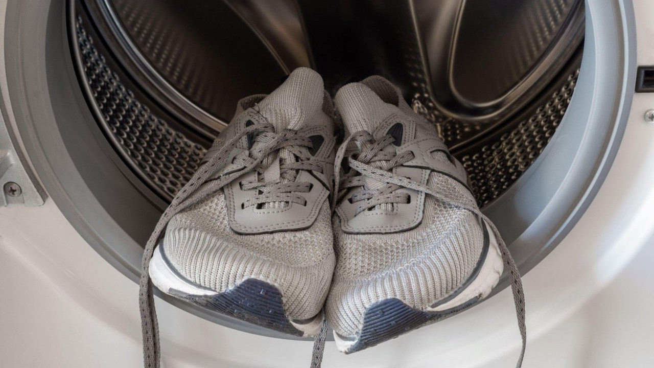 IZGLEDAĆE KAO NOVE: Trik za pranje obuće u veš mašini