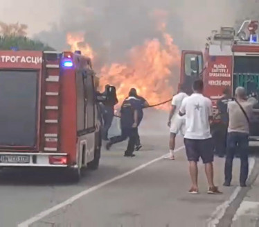 POŽAR STIGAO DO KUĆA: Jedan objekat izgoreo, vojska evakuiše