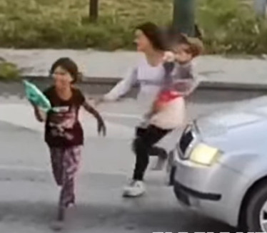 UZNEMIRUJUĆE Automobil pred majkom pokosio devojčicu (VIDEO)