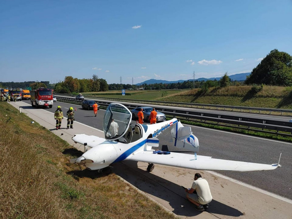 ПРИНУДНО СЛЕТАЊЕ: Авион се спустио на ауто-пут (ФОТО)