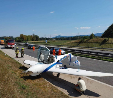 PRINUDNO SLETANJE: Avion se spustio na auto-put (FOTO)