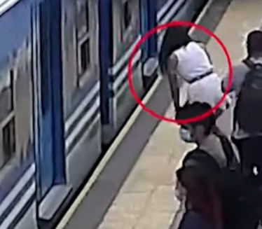 UŽASAN SNIMAK: Žena pada pod voz i ostaje živa