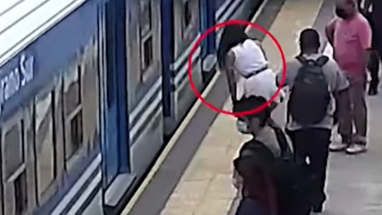 УЖАСАН СНИМАК: Жена пада под воз и остаје жива