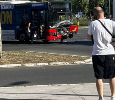 UDES NA KRUŽNOM TOKU: Autobusi stoje na N. Beogradu (VIDEO)