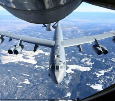 ИЗВОДЕ НИСКЕ ПРЕЛЕТЕ: Амерички бомбардери над Балканом