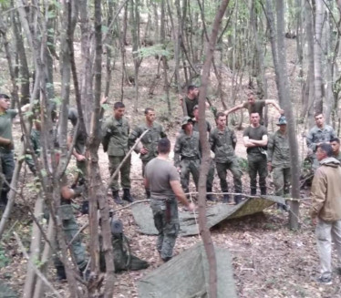 OBJAVLJENE FOTOGRAFIJE: Kurtijevi komandosi u šumi na KiM