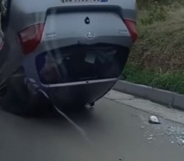 SAOBRAĆAJKA U ZAKLOPAČI: Prevrnuo se automobil (VIDEO)