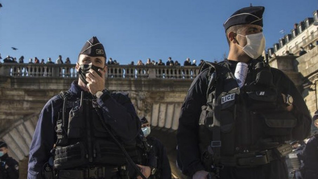 ОТКРИВЕН МОТИВ: Нападач убио неколико особа у Паризу