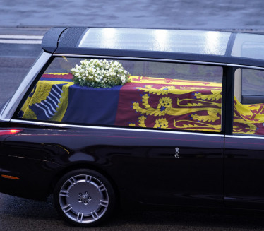 ПОСЛЕДЊИ ОПРОШТАЈ: Ковчег са телом краљице стигао у Лондон