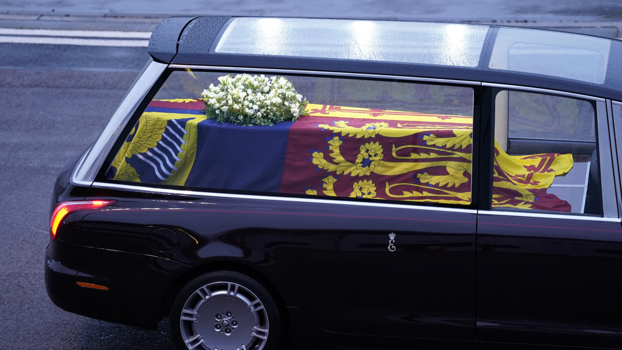 POSLEDNJI OPROŠTAJ: Kovčeg sa telom kraljice stigao u London
