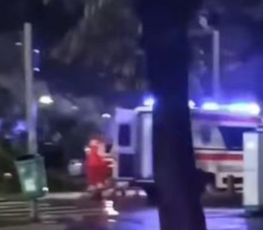 DRVO PALO NA AUTO: Nezgoda u Pančevu, ima povređenih (VIDEO)