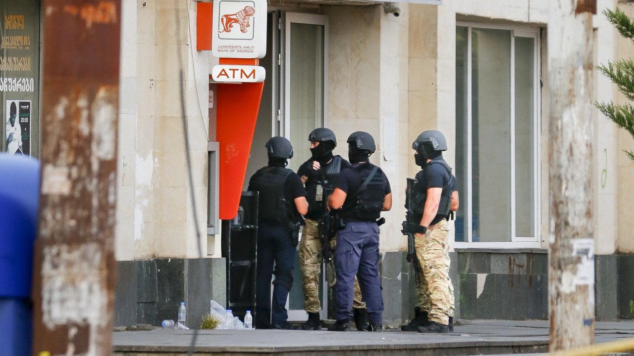 TALAČKA KRIZA: Muškarac u banci kao taoce drži 12 ljudi FOTO