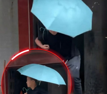 LUDOST ILI GENIJALNOST: Kako se muškarac brani od kiše VIDEO