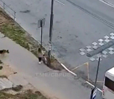 UZNEMIRUJUĆI VIDEO: Ogroman vučjak napao devojku