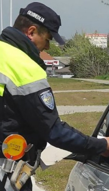 DVA JAKA RAZLOGA: Zašto policajac uvek dodirne vaš auto