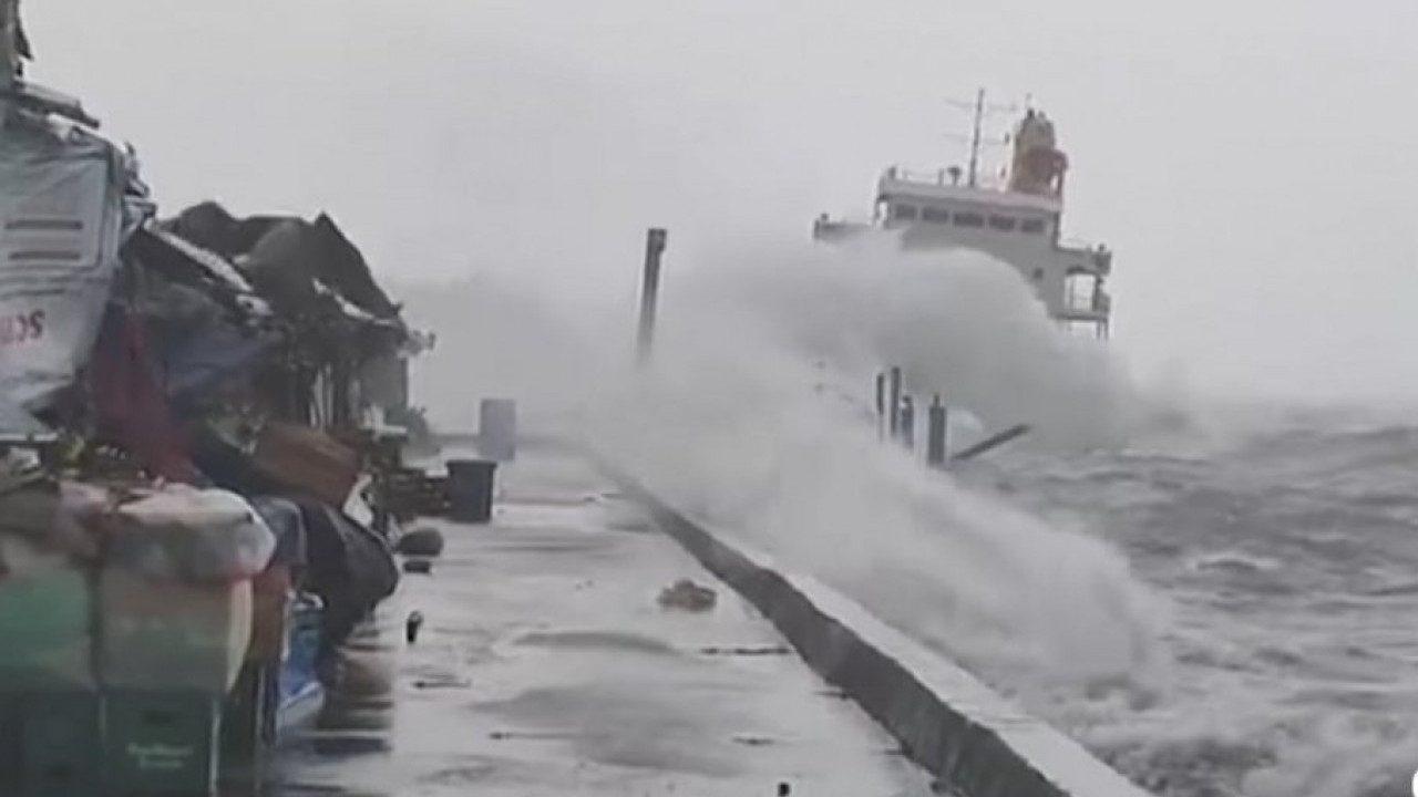 ЕВАКУАЦИЈА НА ФИЛИПИНИМА: Тајфун угрожава приобаље