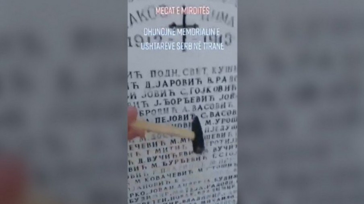 UŽAS: Albanci čekićem skrnave spomenik srpskim vojnicima