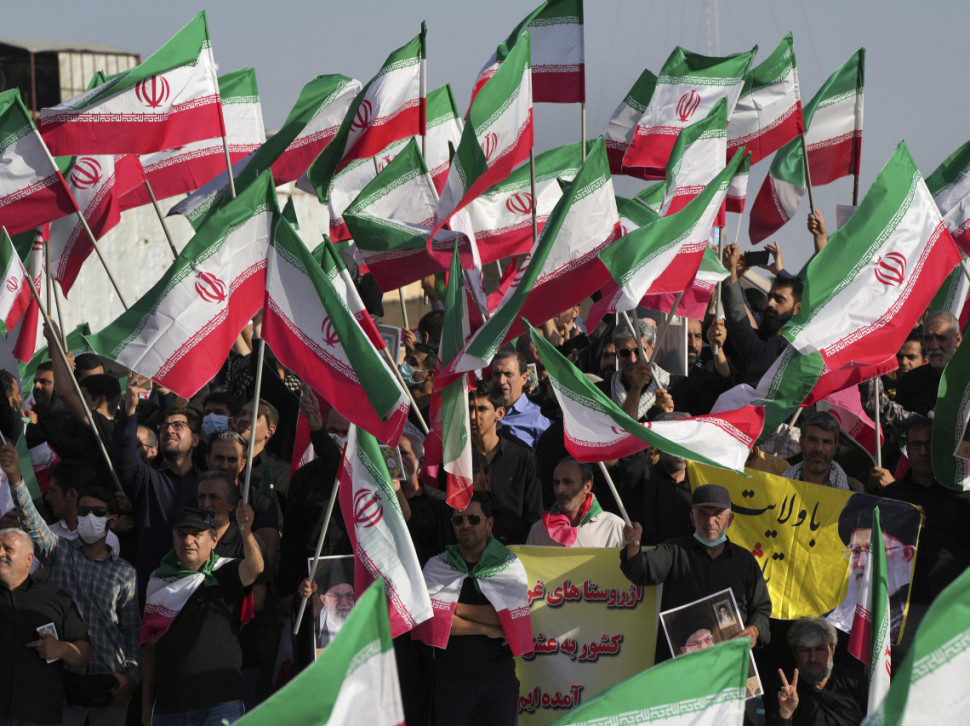 ПЕТОРО УХАПШЕНО: Нереди испред амбасаде Ирана у Лондону