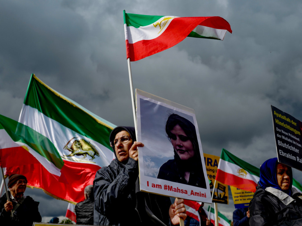 PROTESTI U IRANU: Šišanje kose u znak podrške demostrantima