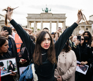 БУНТ ИЛИ НЕШТО ДРУГО: Зашто жене на протестима секу косу?