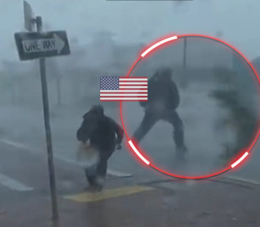 ХАОС У САД: Репортера покосила грана током урагана (ВИДЕО)